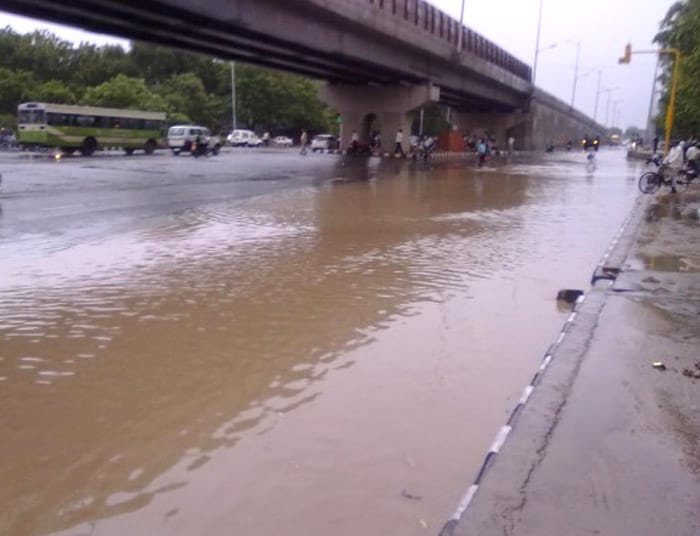 Earlier on July 7,a brief spell of rain saw many parts of the national capital getting waterlogged within minutes. The rain, which drenched the Capital in the evening. 
<br><br>
The showers spelt trouble for commuters as vehicles were stuck in massive traffic jams due to water logging. Seen here is a photo posted by surfer Jagdish on Twitter.
<br><br>
<a href="http://gen.ndtv.com/convergence/ndtv/new/forums/readforum.aspx?trdid=3489">Delhi waterlogged after rain: Were you affected?</a>