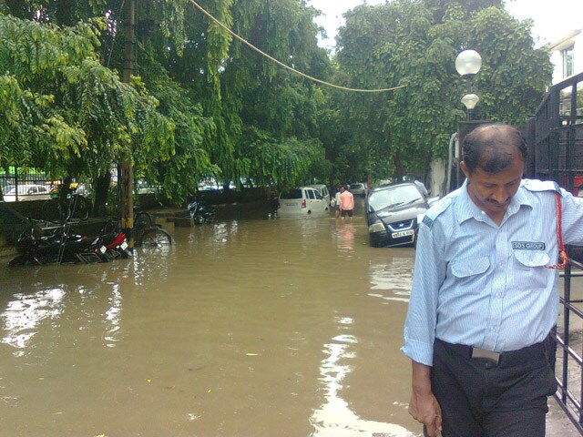 Knee-deep water in Green Park. Twit Pic courtesy vasu_a_s. <br><br><b>Be an I-Witness</b><br><br>You too can share your story through photos and videos. Just upload them here and we'll feature the best entries on Ndtv.com.<br><br><iframe  src="http://www.ndtv.com/convergence/ndtv/new/iframe_NDTVShowUpload.aspx?Template=iwitness&ReqEmail=1&ShowCity=1&ReqCity=1&type=a&ShowDisclaimer=0"  width="400" height="200"  scrolling="no" frameborder="0"> </iframe>