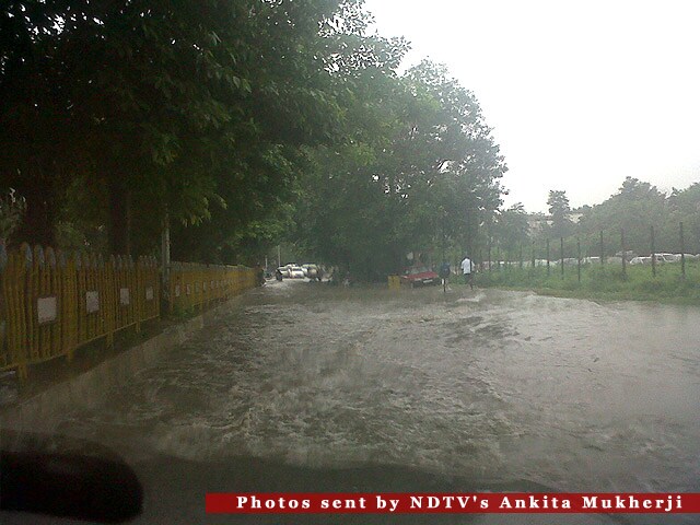 This picture, outside Archana Shopping Complex in Greater Kailash Part-1 in South Delhi. (Surfer Pic)<br><br><b>Be an I-Witness</b><br><br>You too can share your story through photos and videos. Just upload them here and we'll feature the best entries on Ndtv.com.<br><br><iframe  src="http://www.ndtv.com/convergence/ndtv/new/iframe_NDTVShowUpload.aspx?Template=iwitness&ReqEmail=1&ShowCity=1&ReqCity=1&type=a&ShowDisclaimer=0"  width="400" height="200"  scrolling="no" frameborder="0"> </iframe>