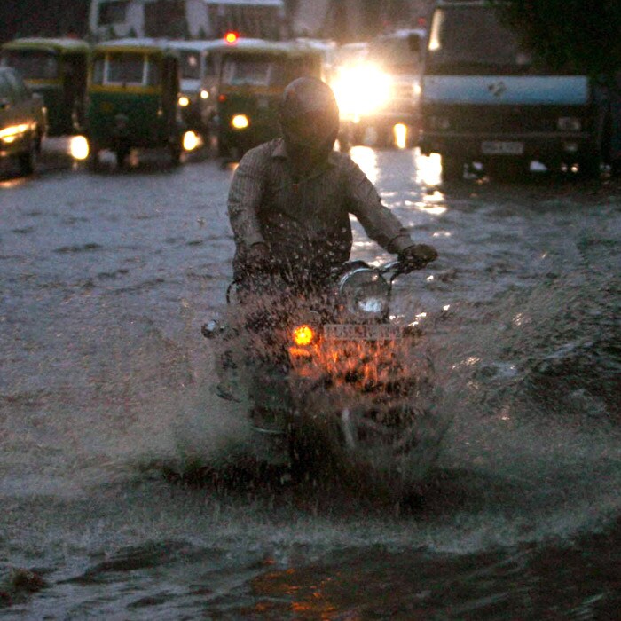 Rain, traffic snarls stop Delhi