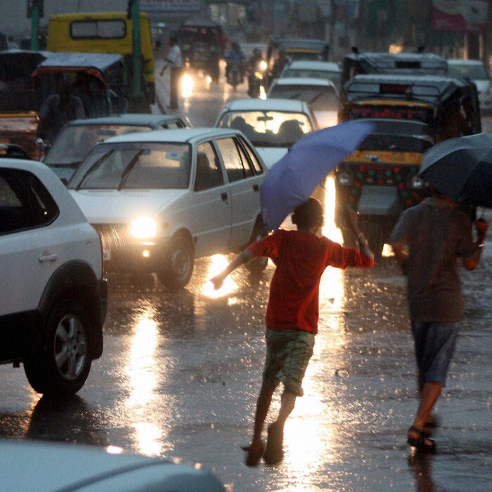 Rain, traffic snarls stop Delhi, Photo Gallery