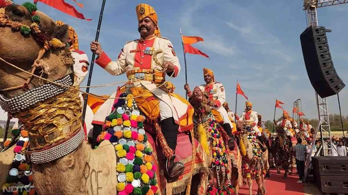 शोभायात्रा में बीएसएफ के सजे-धजे ऊंट, लोक कलाकारों की टोलियां और पारंपरिक परिधानों में सजे प्रतिभागी आकर्षण का केंद्र रहे.शहरवासियों ने पुष्प वर्षा कर यात्रा का स्वागत किया.