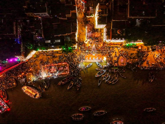 देव दीपावली के मौके पर दिव्य दिखा काशी, दीपों की रोशनी में जगमगाया गंगा घाट