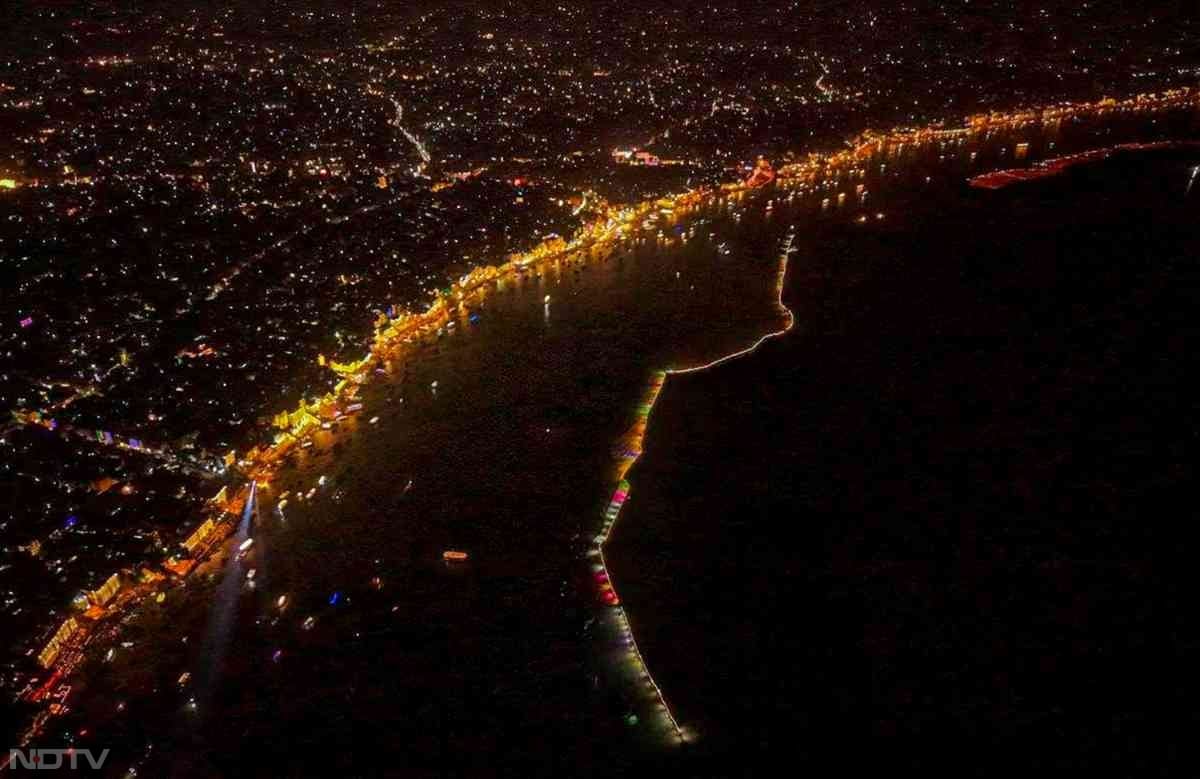 बता दें दिवाली के 15 दिन बाद कार्तिक पूर्णिमा को देव दीपावली मनाई जाती है. यह त्योहार भगवान शिव की राक्षस त्रिपुरासुर पर विजय का प्रतीक है.