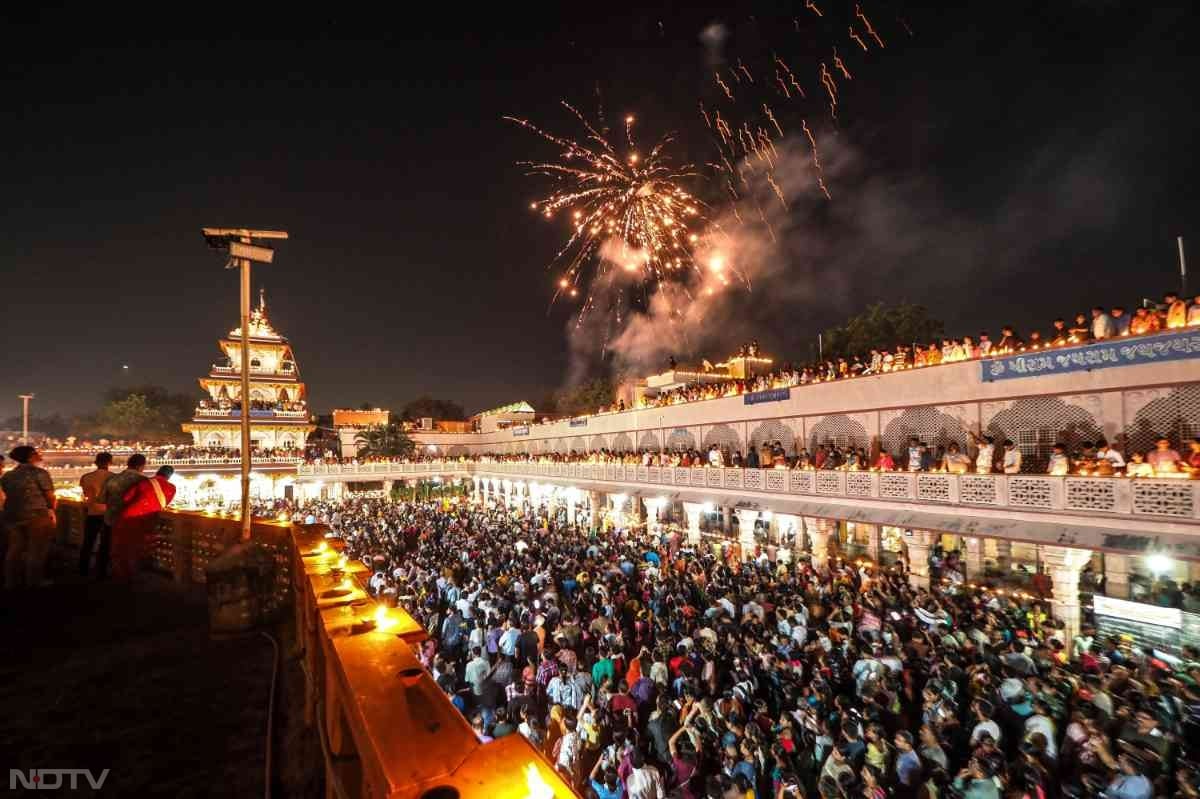 देव दीपावली की शुरुआत मुख्यमंत्री योगी आदित्यनाथ ने नमो घाट पर पहला दीप प्रज्वलित करके की.