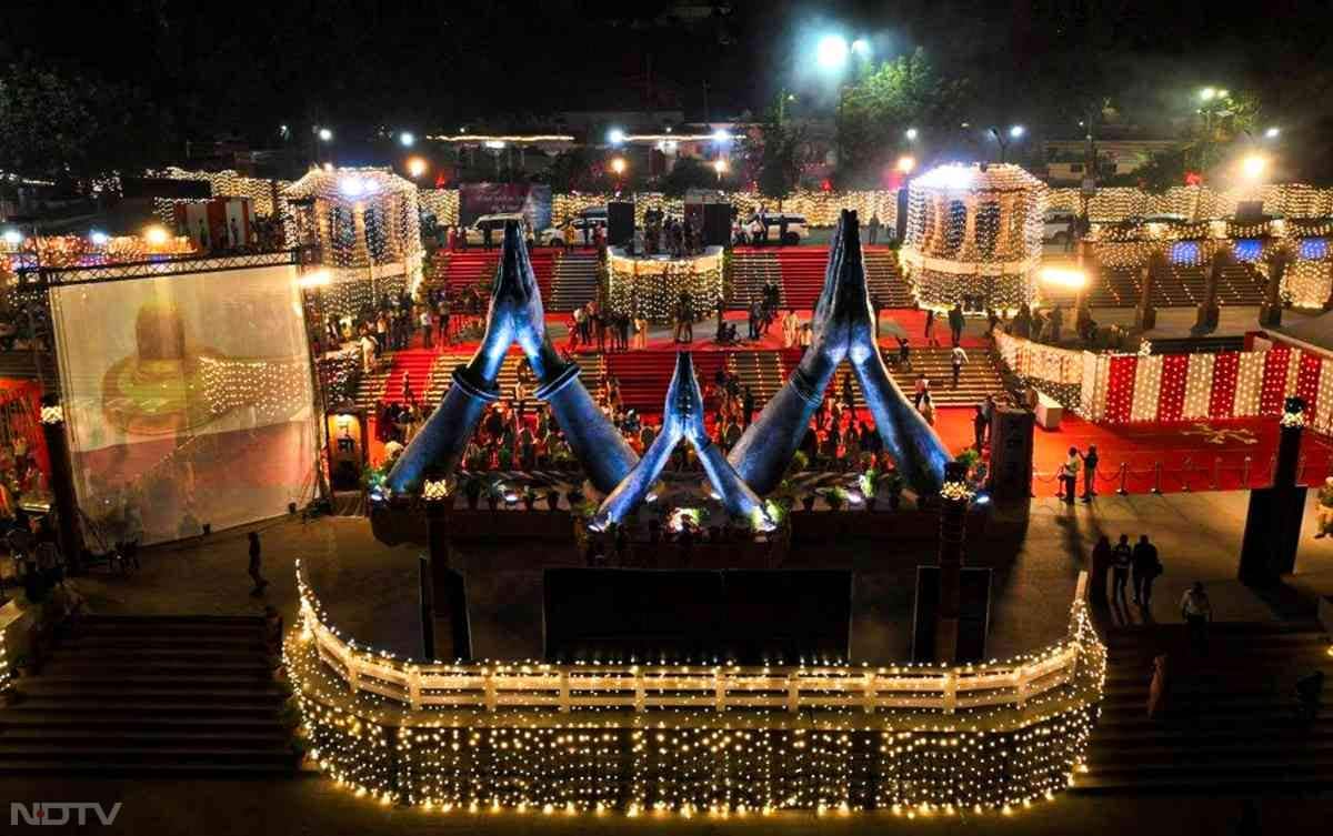 देव दीपावली महोत्सव को ऑपरेशन सिंदूर के नाम समर्पित किया गया, जिसमें देश की वीर माताओं के आंचल को नमन किया गया.