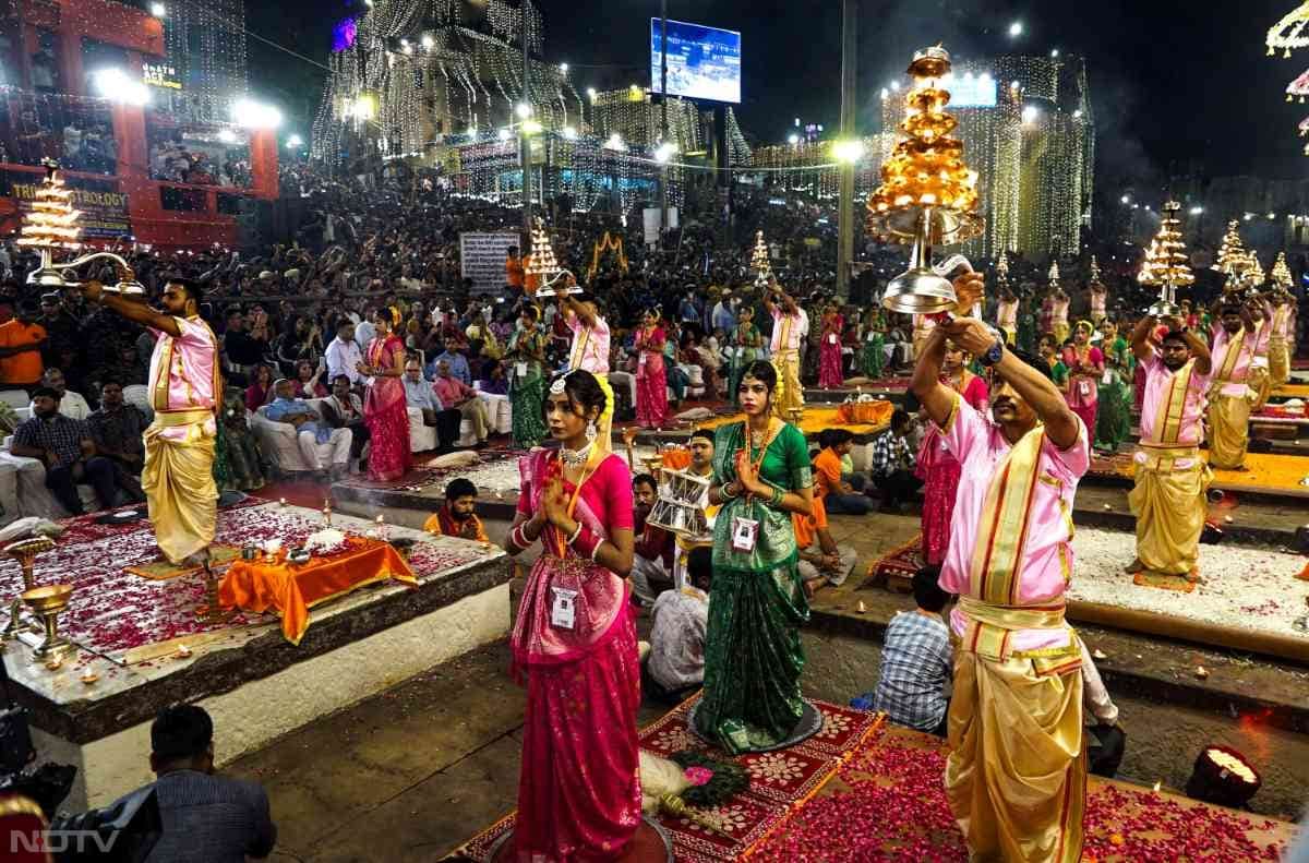 इन दीपों में एक लाख गाय के गोबर से निर्मित पर्यावरण अनुकूल दीप भी शामिल थे.