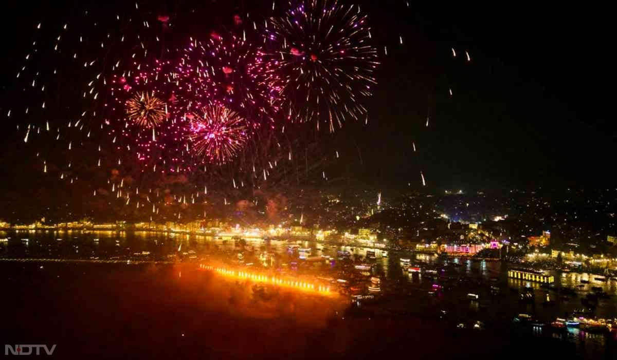 घाटों, तालाबों, कुंडों और देवालयों पर दीपों की शृंखला ने काशी को सुनहरी माला की तरह सजा दिया. परंपरा के साथ आधुनिकता का संगम चेत सिंह घाट पर दिखा, जहां 25 मिनट का थ्रीडी प्रोजेक्शन मैपिंग शो ‘काशी-कथा' प्रस्तुत किया गया.