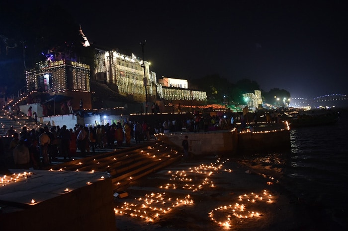 अयोध्या में दीपोत्सव के बाद काशी में भव्य और अलौकिक देव दीपावली मनाई गई.