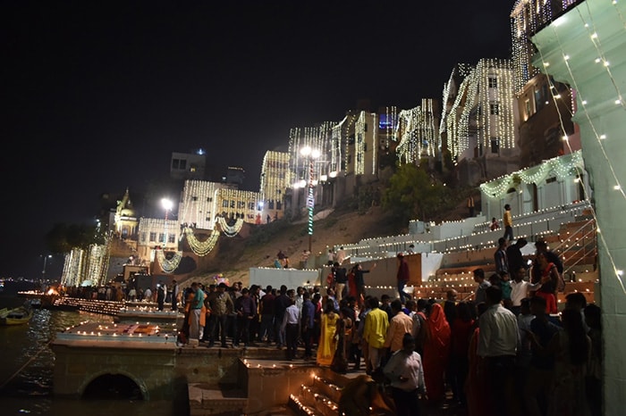 देव दीपावली महोत्सव ने अध्यात्म के साथ ही राष्ट्रीयता का भी संदेश दिया.