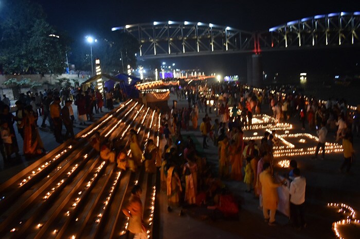 योगी सरकार के प्रयासों से वाराणसी की देव दीपावली साल दर साल भव्य से भव्यतम रूप में दिखाई देने लगी है.