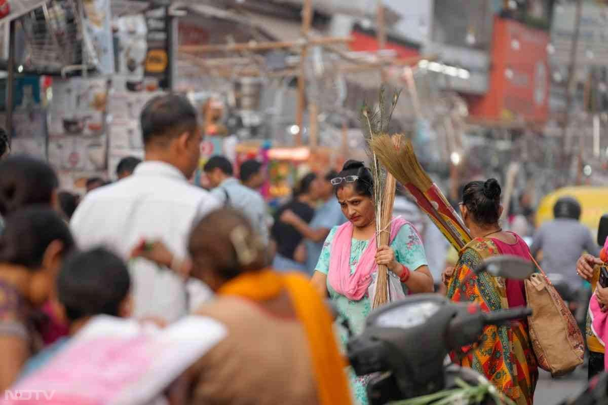 धनतेरस के मौके पर यूं तो बाजारों में तमाम चीजों के लिए भीड़ उमड़ी. लेकिन जिस चीज की सबसे ज्यादा बिक्री हुई, वो है झाड़ू