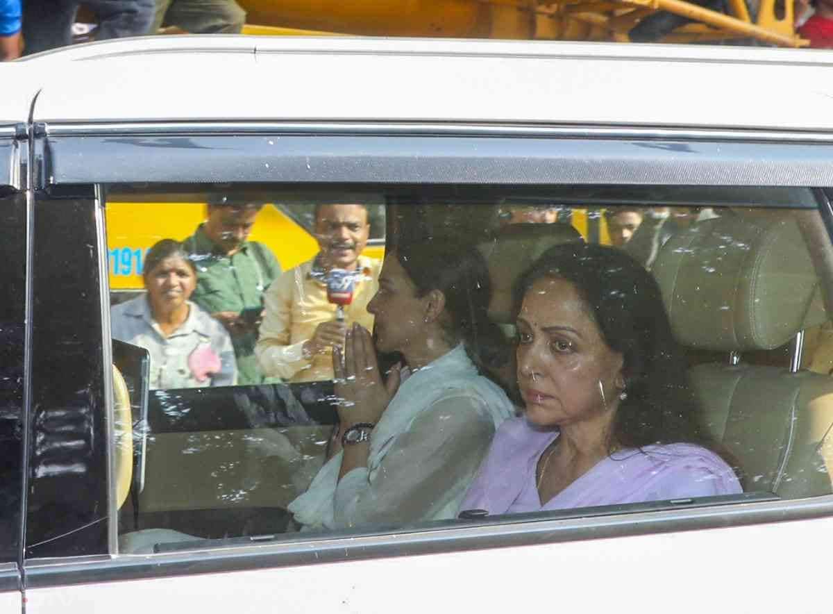 शायद यही बात हेमा मालिनी भी इस वक्त सोच रही होंगी.