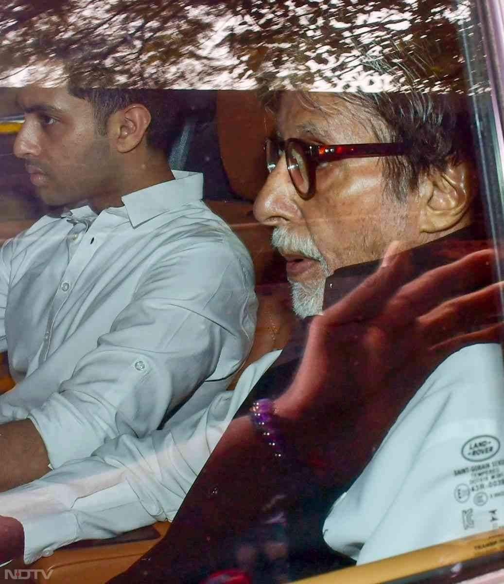 लेकिन अब धर्मेंद्र ने इस दुनिया को अलविदा कह दिया और खुद उनके 'जय' भी अपने वीरू को आखिरी बार देखने पहुंचे.