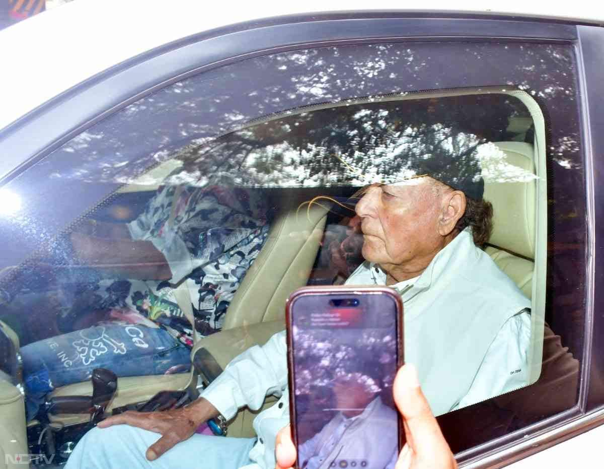 अमिताभ बच्चन के साथ-साथ सलीम खान भी नज़र आए.