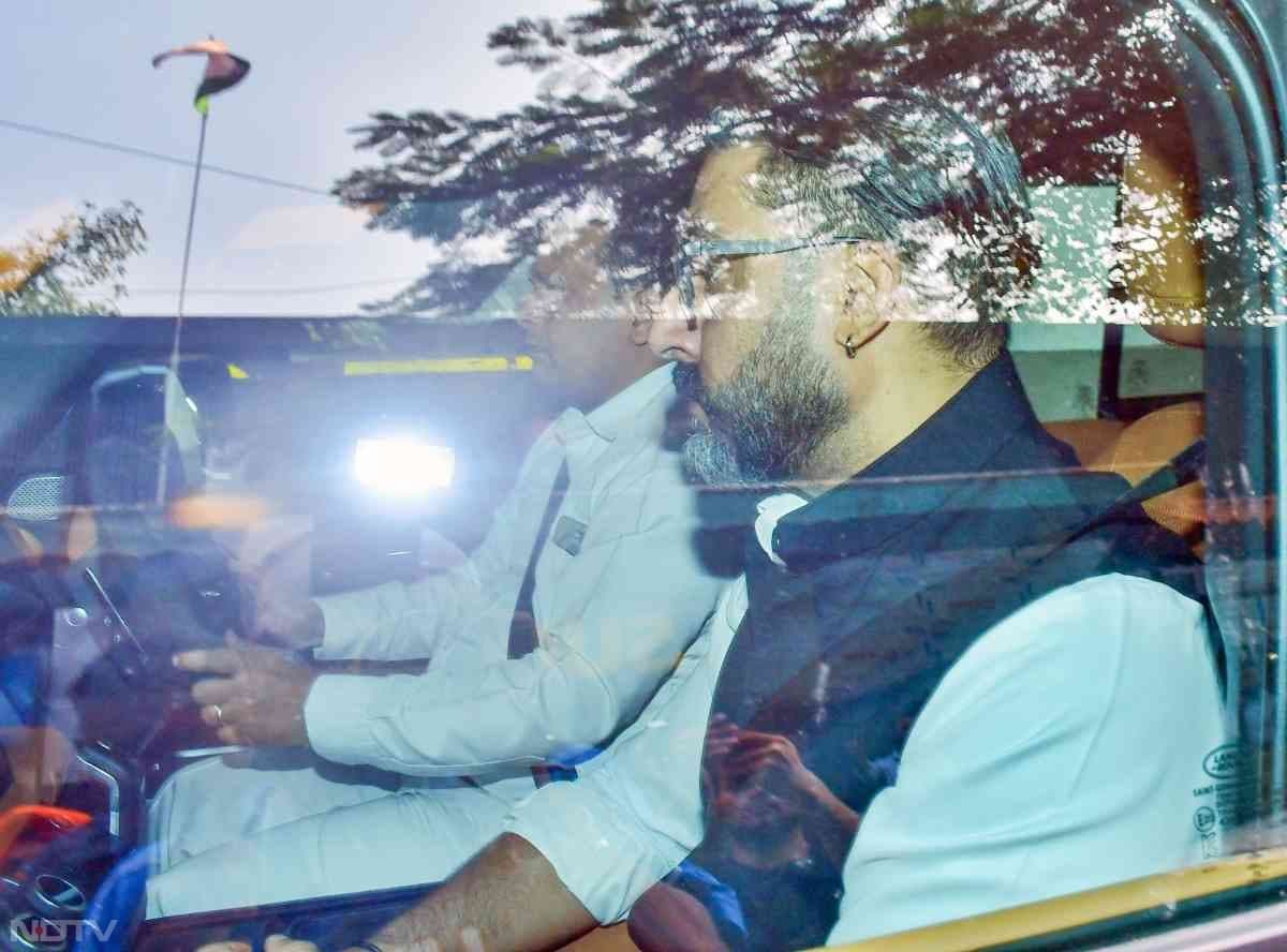 अपने पिता के साथ अभिषेक बच्चन भी धर्मेंद्र जी को आखिरी विदा देने पहुंचे.