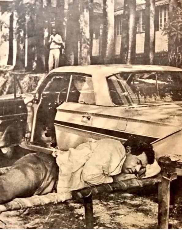 लेकिन उससे पहले साठ सत्तर के दशक में धर्मेंद्र ने बिमल रॉय और ऋषिकेश मुखर्जी जैसे निर्देशकों के साथ सॉफ्ट रोल्स भी किए.