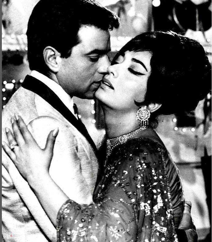 बिमल रॉय की 1963 में आई ‘बंदिनी' में कैदी नायिका (नूतन) से प्रेम कर बैठे जेल के डॉक्टर अशोक का किरदार सभी का मन मोह ले गया था.