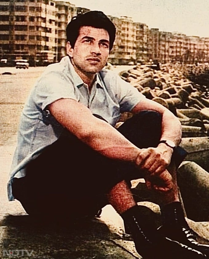 अशोक कुमार और नूतन जैसे दिग्गज कलाकारों की मौजूदगी के बावजूद धर्मेंद्र ने अपनी दमदार भूमिका से सभी का ध्यान खींचा.