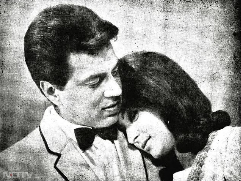 ऐसा लेखक और शिक्षक जो नायिका अनुपमा (शर्मिला टैगोर) में आत्मविश्वास भरता है.