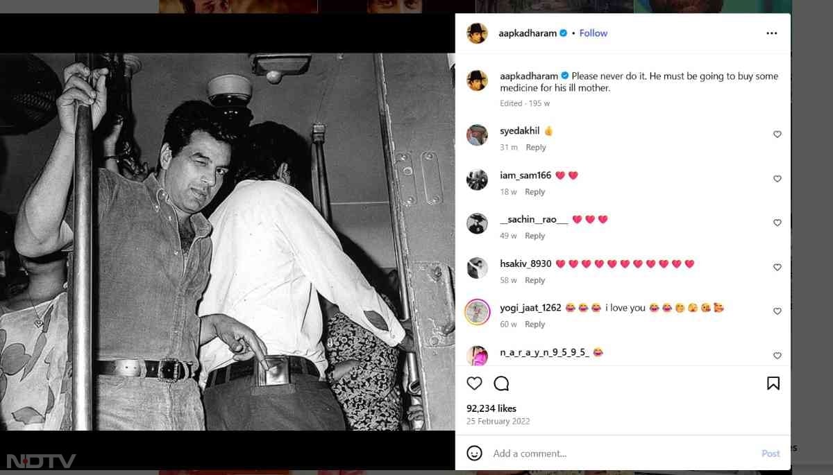 ट्रेन में डेनिम टी-शर्ट और जींस पहने खड़े, धर्मेंद्र अपने बगल वाले शख्स का पर्स निकालते नजर आ रहे हैं.