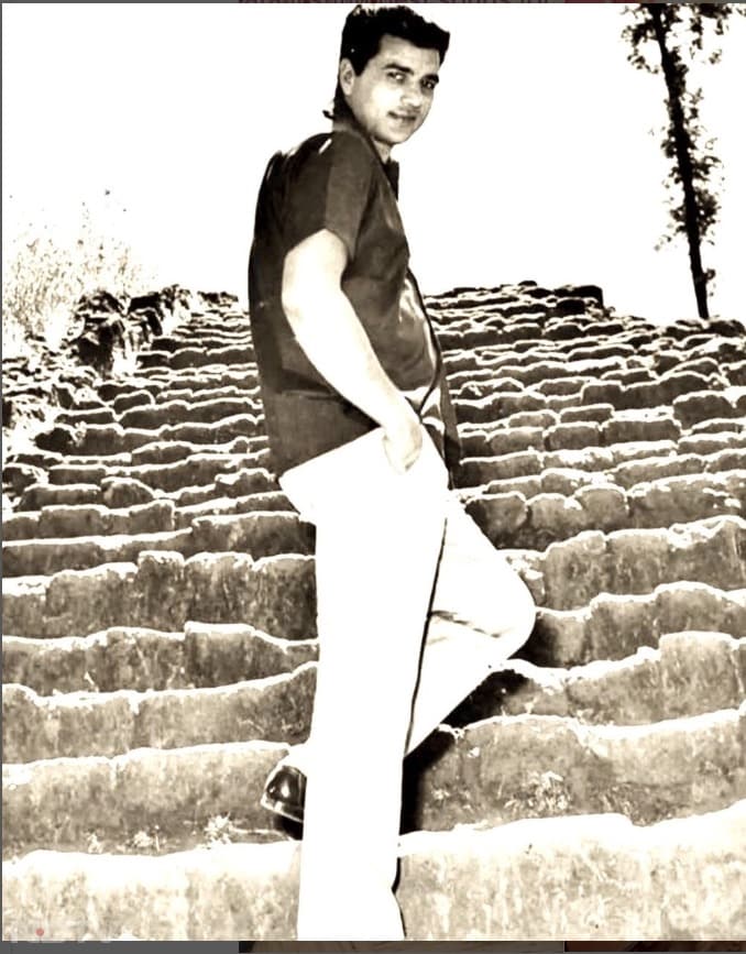 इस दौरान वो अपने मस्ती भरे अंदाज में आंख भी मारते हैं.