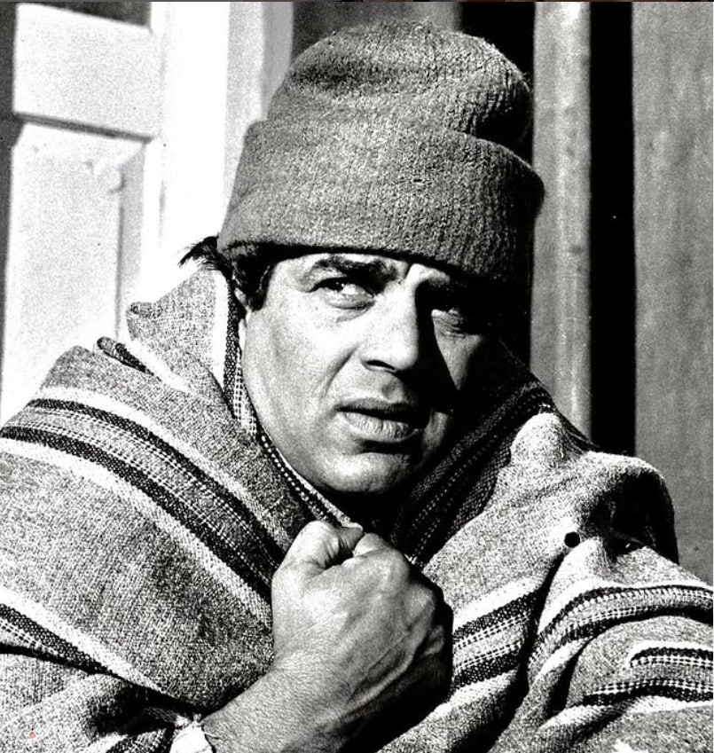 इस तस्वीर को शेयर करते हुए धर्मेंद्र ने लिखा 'प्लीज़ ये काम कभी न करें, हो सकता है ये शख्स अपनी बीमार मां के लिए दवाएं लेने निकला हो.'