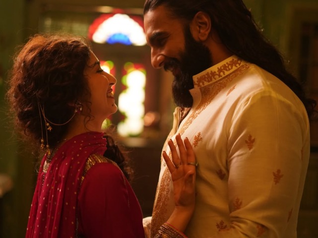 धुरंधर में रणवीर सिंह इन पर थे फिदा, देखें ग्&zwj;लैम फोटोज