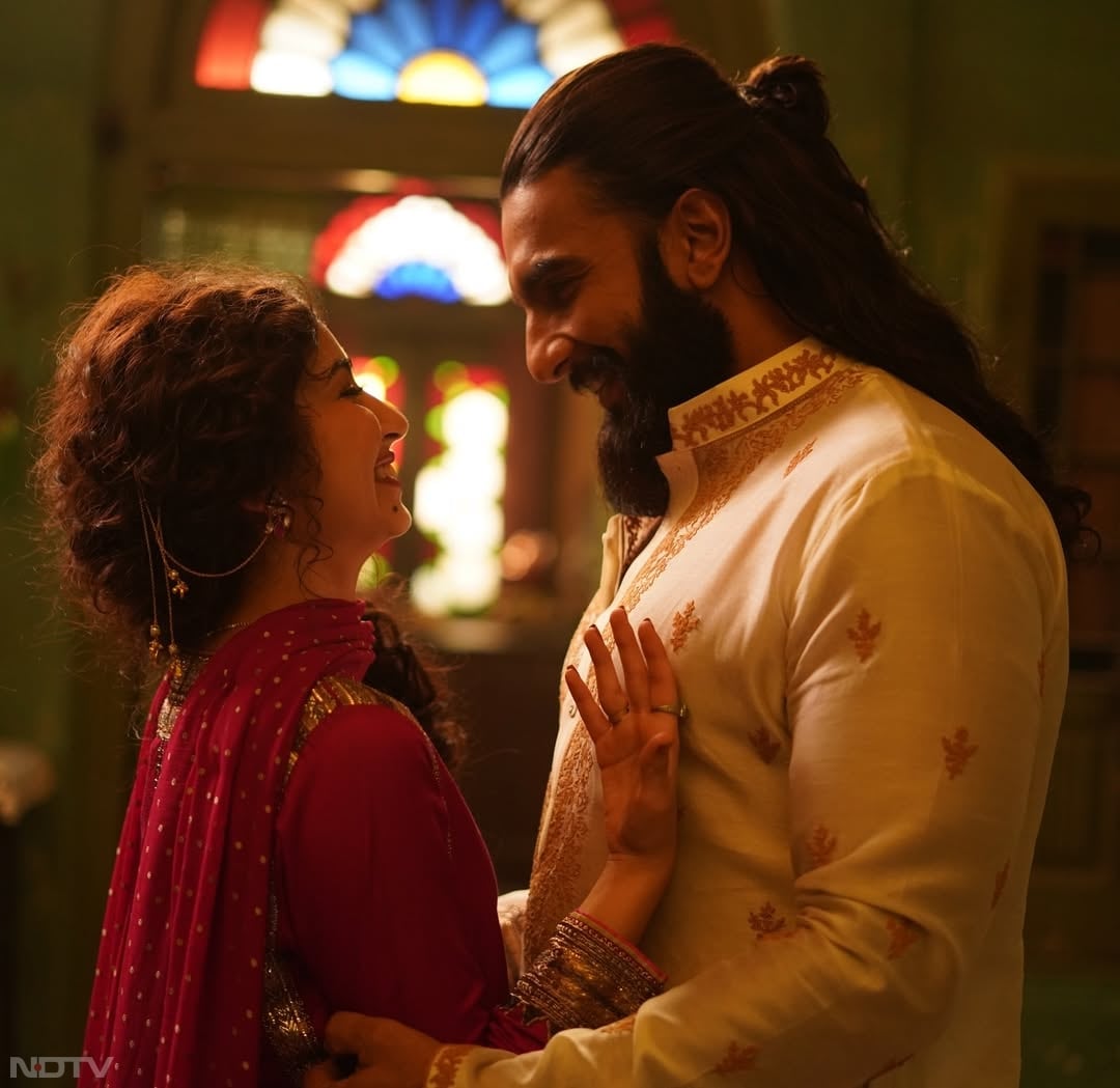 उन्हें 2011 की तमिल फिल्म देइवा थिरुमगल में खूब पहचान दिलाई. इसमें उन्होंने विक्रम की बेटी का किरदार निभाया था. saraarjunn/Instagram