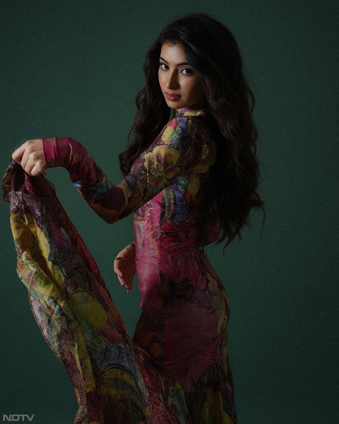 2022 में सारा अपनी अब तक की सबसे हाई-प्रोफाइल फिल्म में दिखाई दीं - मणिरत्नम की दो-पार्ट में आई पोन्नियिन सेलवन. इस फिल्म में वो यंग नंदिनी के रोल में थीं. saraarjunn/Instagram