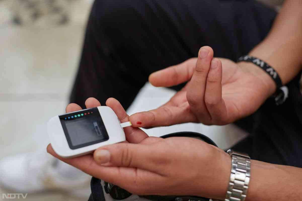 डायबिटीज मरीजों के लिए पूरा सेब खाना जूस पीने से ज्यादा सुरक्षित और फायदेमंद माना जाता है. Image credit- Unsplash