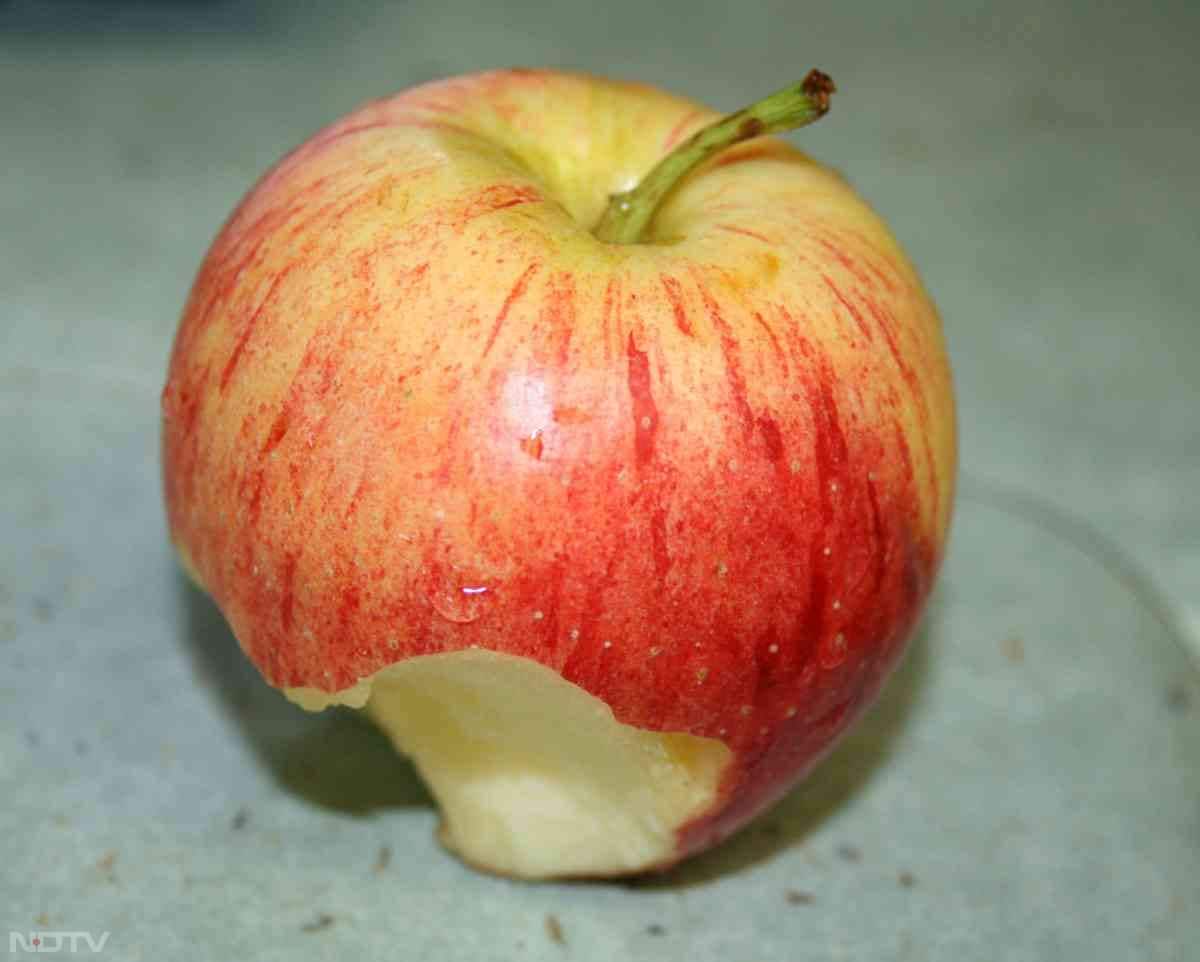 डॉक्टर की सलाह से रोज आधा या एक छोटा सेब खाना डायबिटीज में सुरक्षित हो सकता है. Image credit- Unsplash