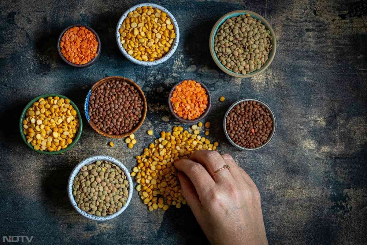 प्रोटीन से भरपूर भोजन: अंडे, दालें, पनीर और सोया बालों की जड़ों को मजबूत बनाते हैं.