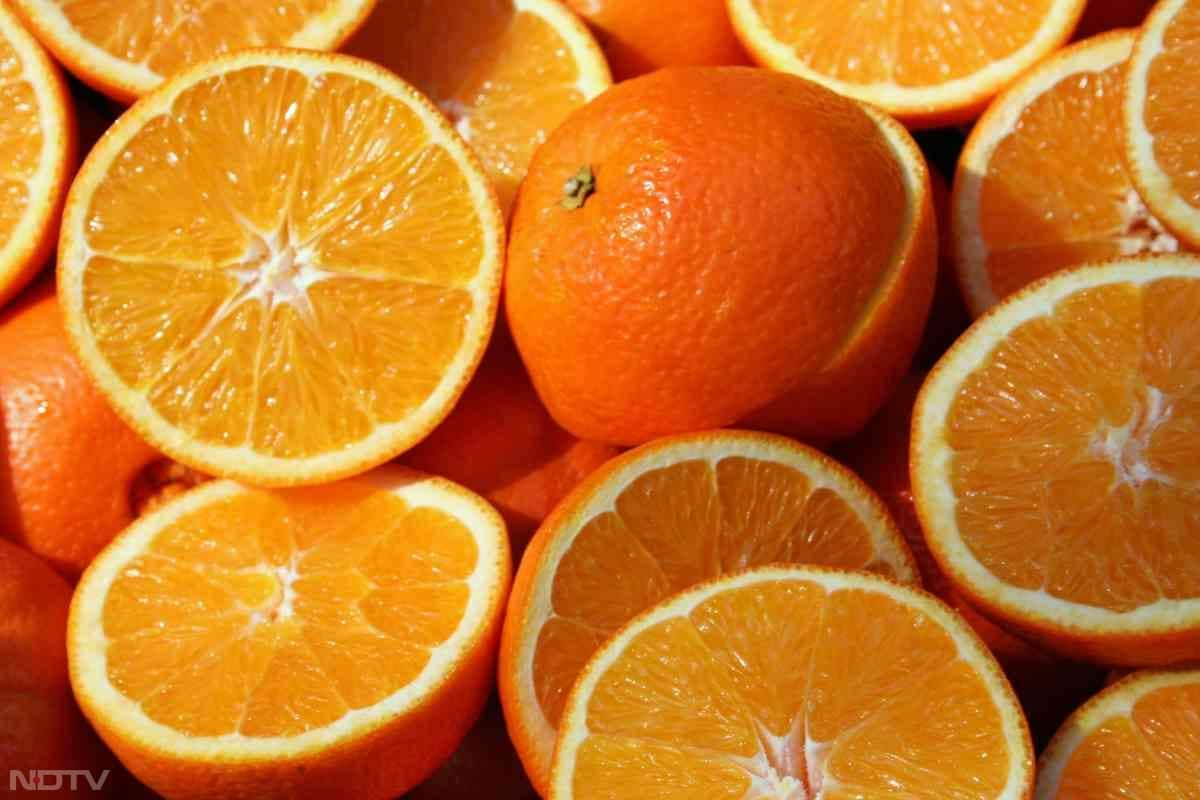 विटामिन C वाले फल: आंवला, संतरा, नींबू और अमरूद को डाइट में शामिल करें, ये कोलेजन बनाकर बालों की ग्रोथ बढ़ाते हैं.