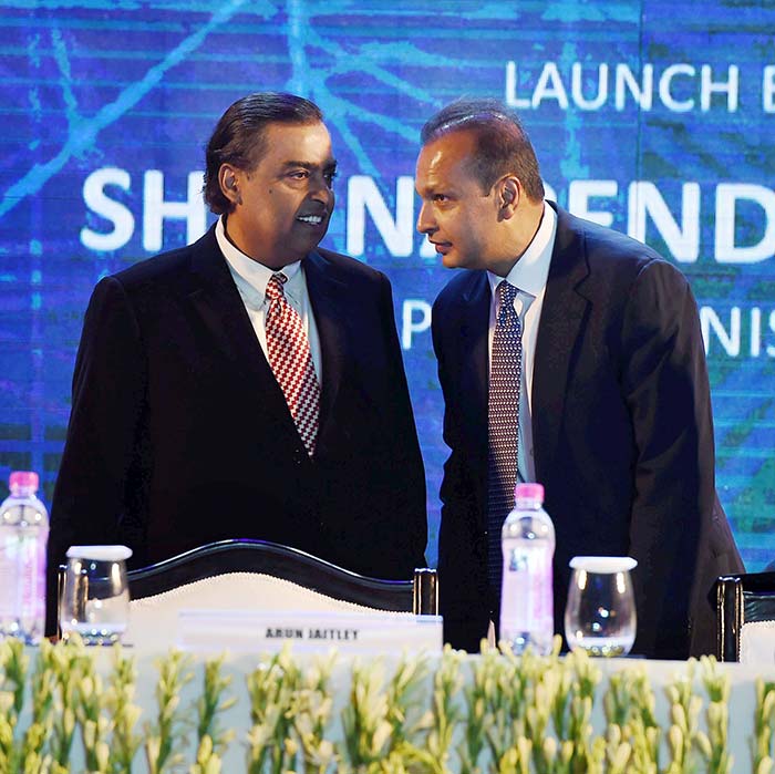 RIL Chairman Mukesh Ambani with younger brother and Reliance ADAG chief Anil Ambani.