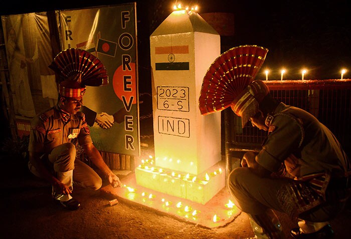 Diwali 2022: देश भर में दीपावली की धूम, देखें तस्वीरें