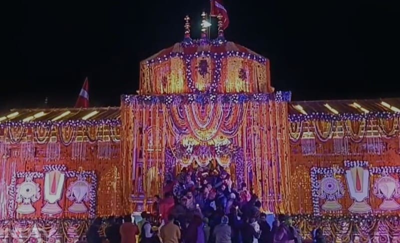 बदरीनाथ धाम में पहली बार 12 हजार दीप एकसाथ सजाए गए.