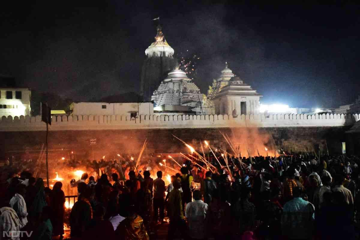 दिवाली के लिए श्री राम जन्मभूमि मंदिर जगमगा रहा है