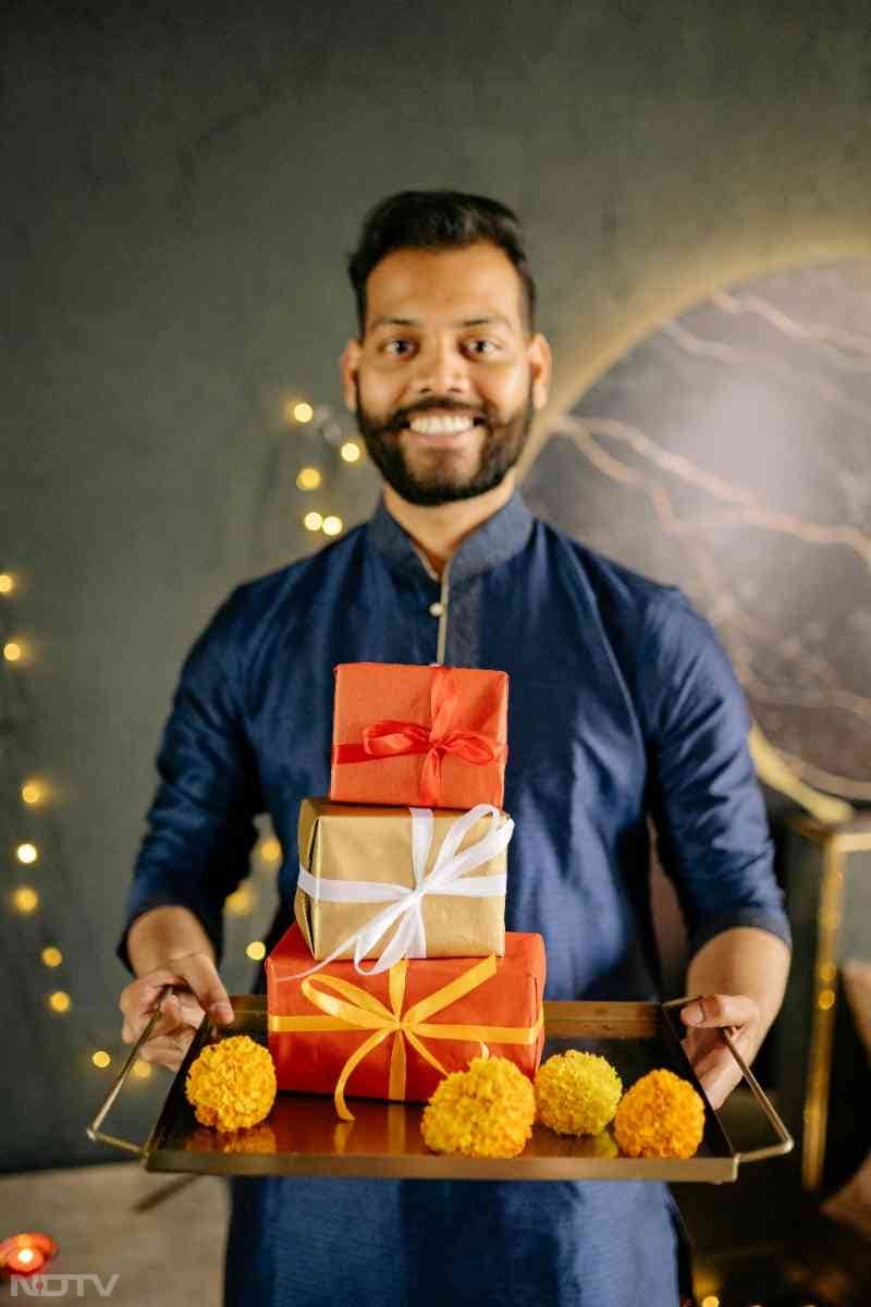 लोगों को डेकोरेटिव पीस बहुत पसंद आते हैं और वे बड़े चाव से इसे दिवाली पर सजाते भी हैं. ये तोहफे में दे सकते हैं. छोटे-बड़े साइज और हर तरह के बजट में ये तोहफे बाजार में उपलब्‍ध होते हैं.