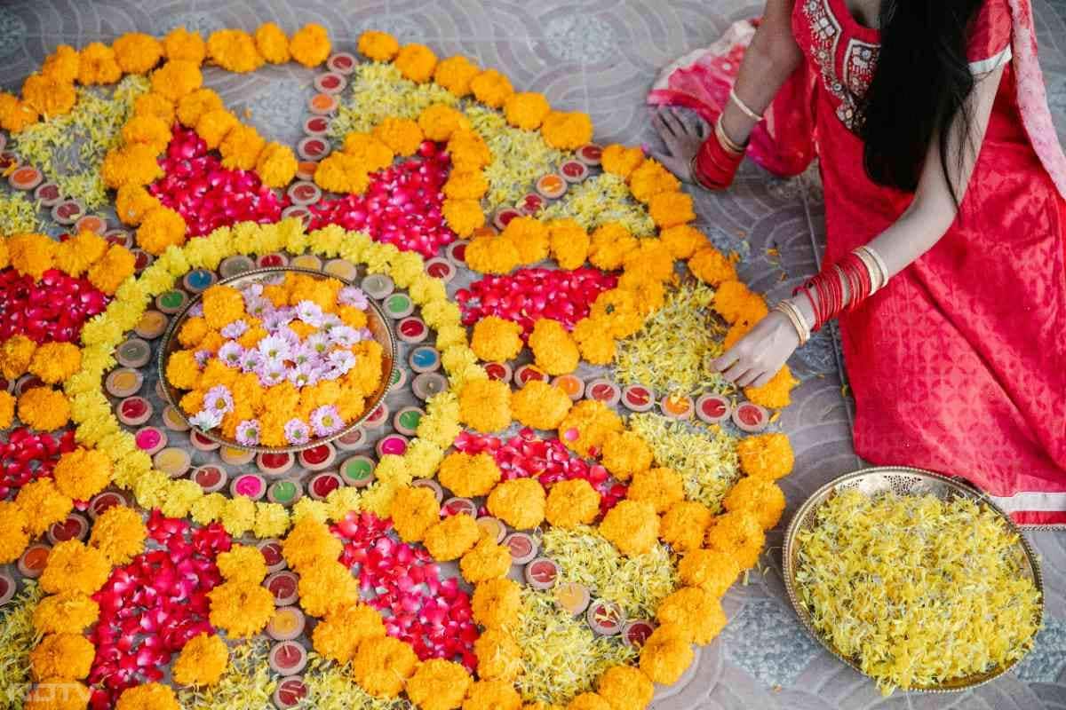 इस रंगोली को बनाने के लिए आपको गेंदा और गुलाब के फूलों की जरूरत होगी. बीच-बीच में दीए सजा सकते हैं.