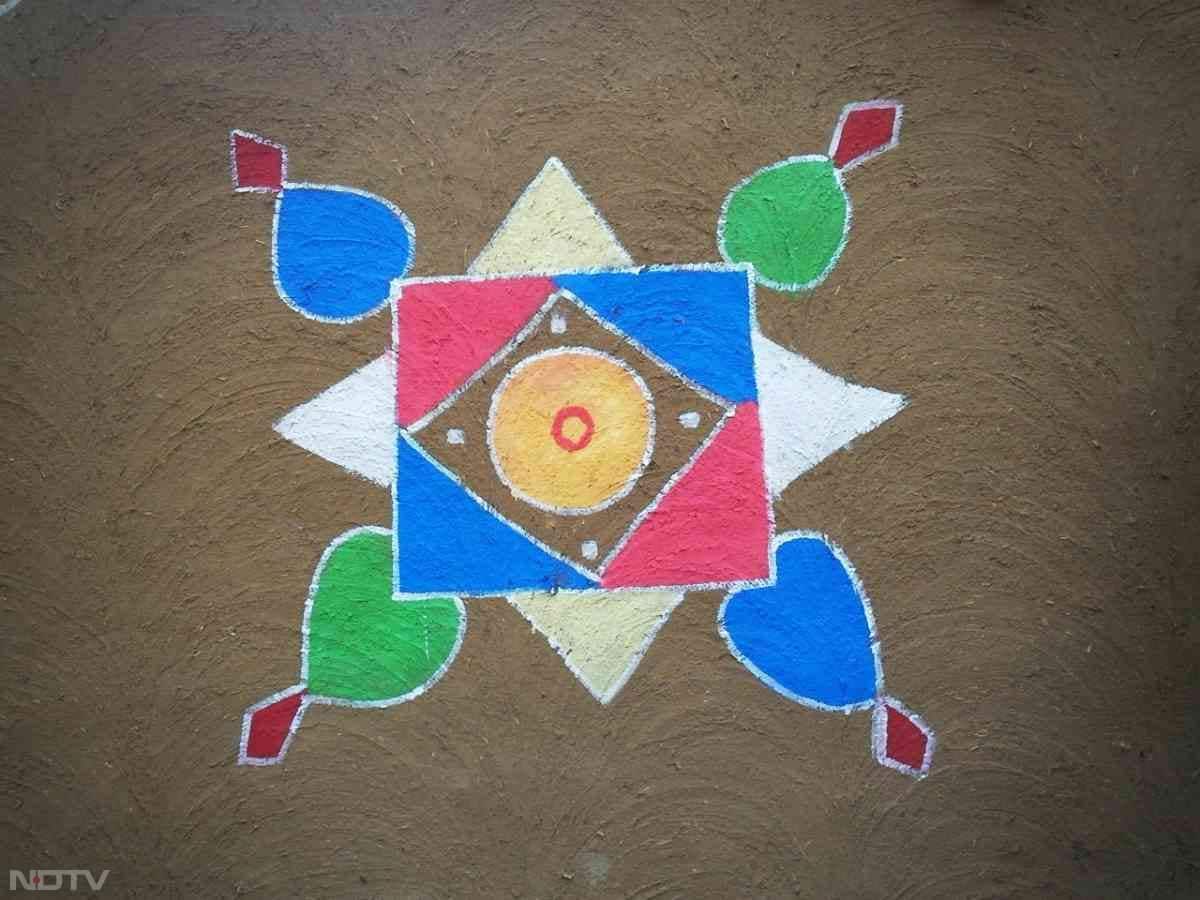 रंगोली का यह डिजाइन देखने में सुंदर तो है ही, साथ ही इसे बनाना भी बेहद आसान है. इसमें अपने मनपसंद रंगों का यूज कर सकते हैं.