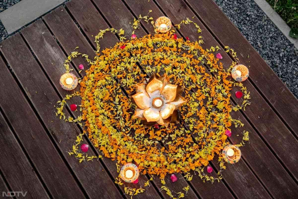 फूलों से बनने वाला ये डिजाइन जल्‍दी बन जाता है. छोटे स्पेस के लिए यह रंगोली परफेक्ट साइज की है.
