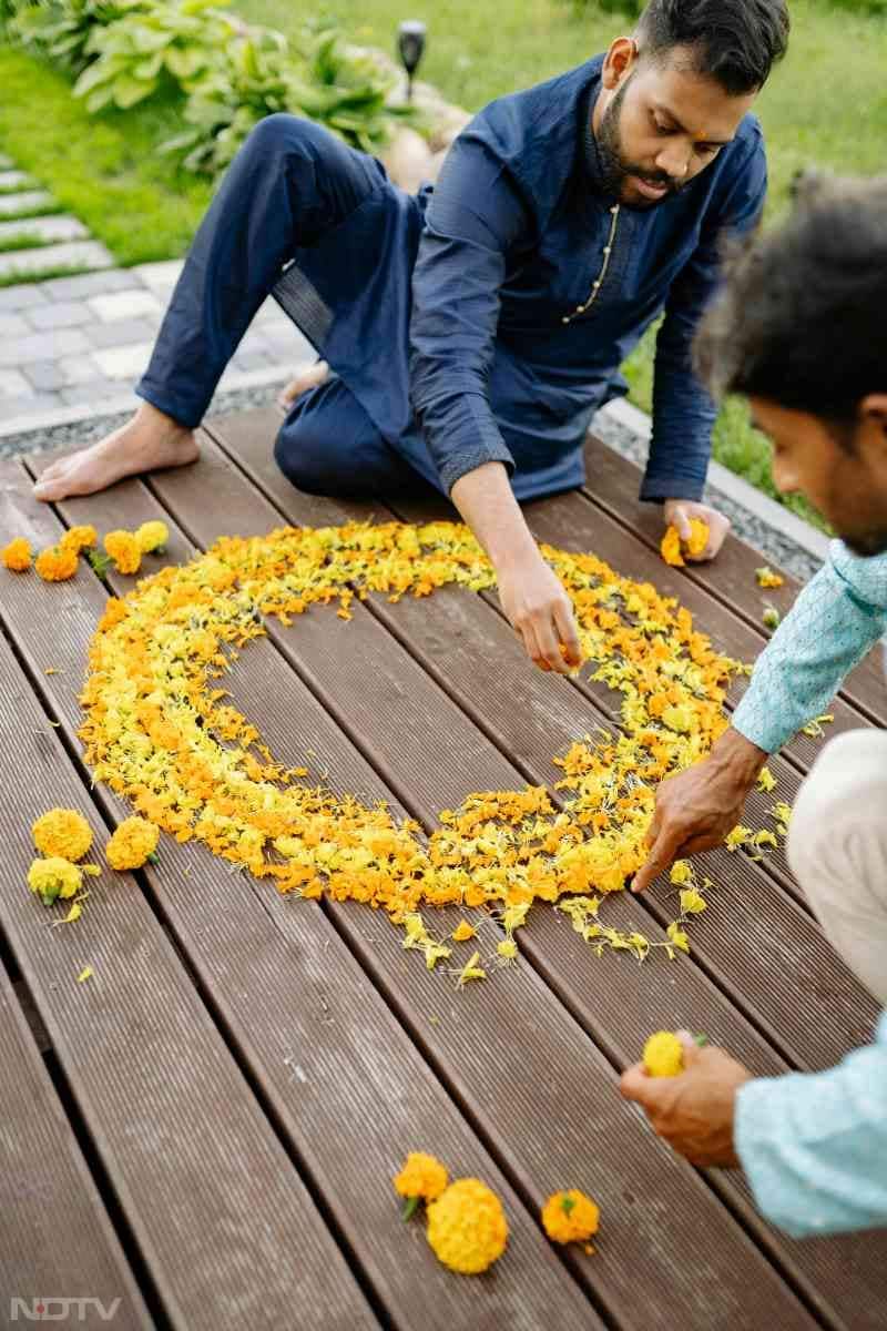 दीपावली पर घर के आंगन, मुख्‍य द्वार, मंदिर के बाहर रंगोली बनाई जाती है. अगर आप भी कुछ यूनिक रंगोली डिजाइन ढूंढ रहे हैं, तो यहां से आइडिया ले सकते हैं.