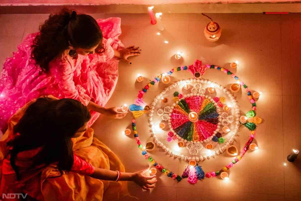 दीपावली पर इस रंगोली को भी बना सकते हैं. अलग-अलग रंगों वाली इस रंगोली का डिजाइन बहुत सुंदर है.