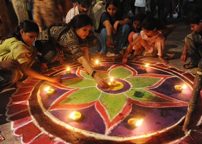 Pakistani Hindu devotees light <em>diyas</em> on the occasion of Diwali in Karachi on October 17, 2009. Diwali, the festival of lights, is celebrated with jubilation and enthusiasm with people decorating their homes with flowers and diyas (AFP Photo)