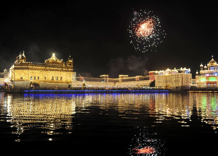 Fireworks are seen above the illuminated Golden Temple in Amritsar on Diwali in Amritsar on October 17, 2009. (AFP Photo)