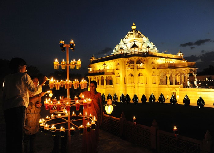 The illuminated Akshardham Temple - lit with thousands of oil lamps is seen during Diwali in Gandhinagar, some 30 kms from Ahmedabad. The festival of light, Diwali, marks the homecoming of the God Lord Ram after vanquishing the demon king Ravana and symbolises taking people from darkness to light and the victory of good over evil. (AFP Photo)