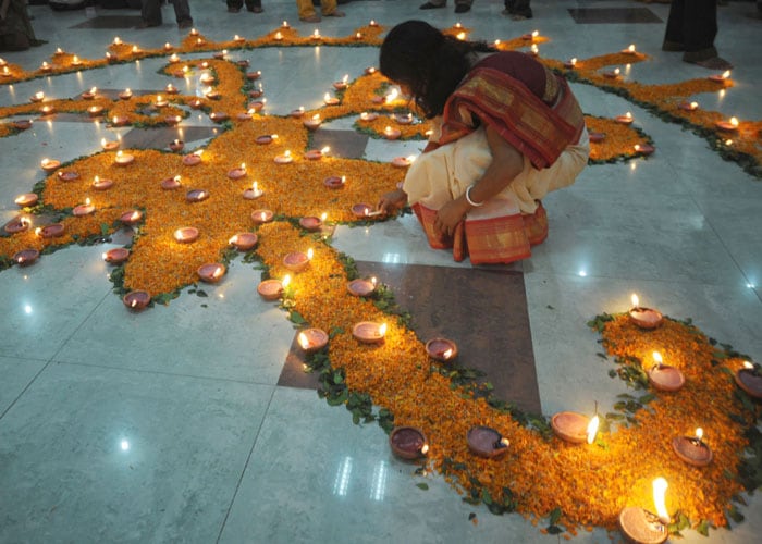 A Bangladeshi Hindu devotee lights <em>diyas</em> on the eve of Diwali in the Dakeswari Temple in Dhaka on October 17, 2009. (AFP Photo)