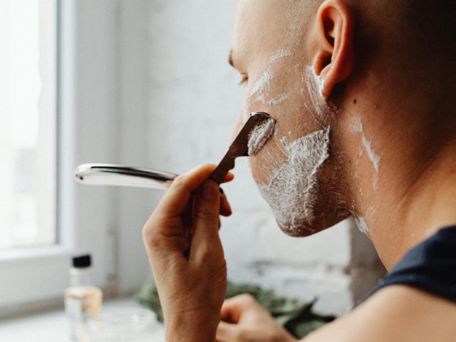 शेव करते हुए ना करें ये गलतियां