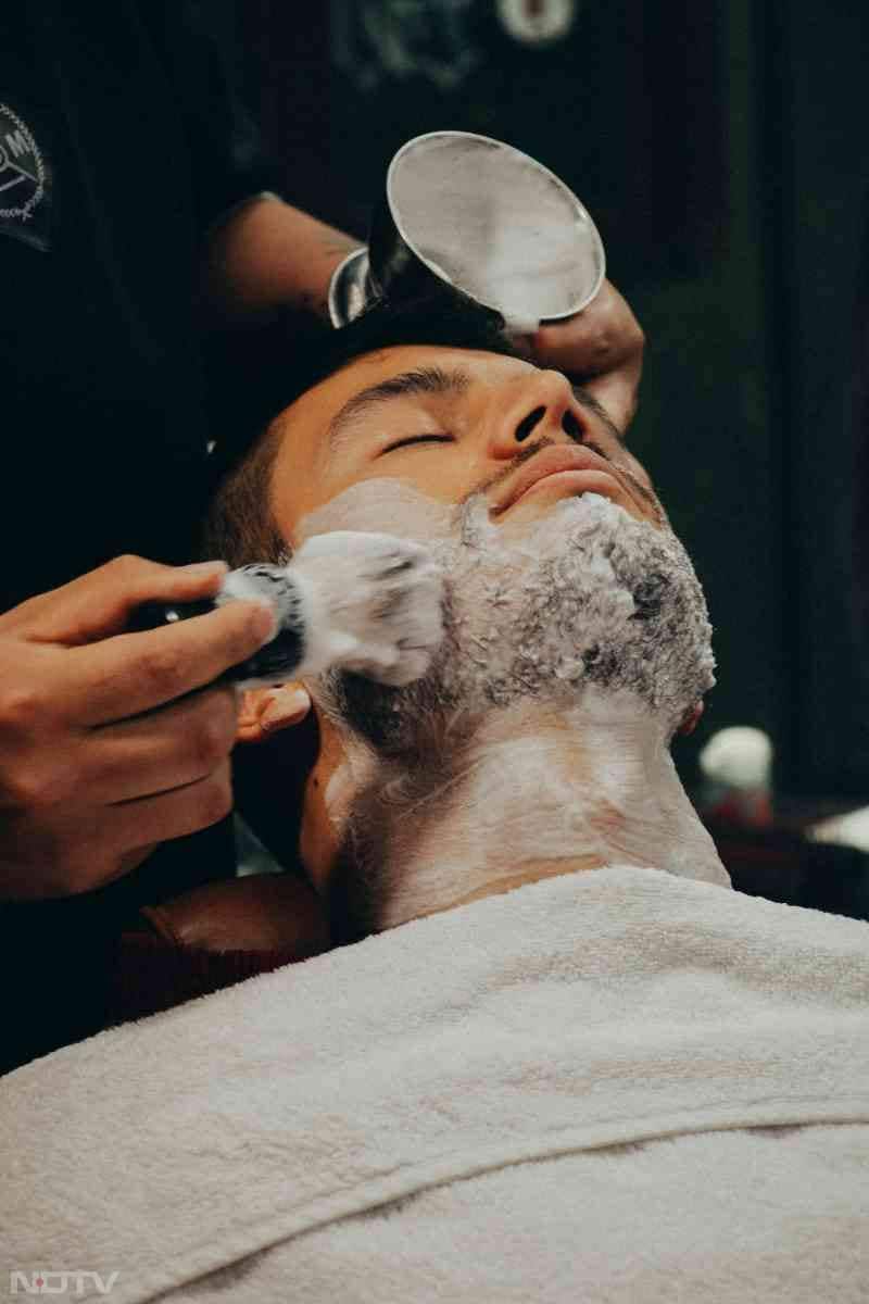 बाहर जाकर शेव कराते हैं तो ध्&zwj;यान रखें कि साफ तौलिए, रेजर आदि का प्रयोग किया जा रहा हो.